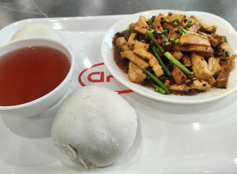 来比亚迪已经十个多月了，当初来这里是因为离家近，工资按时发放，每月7000左右，