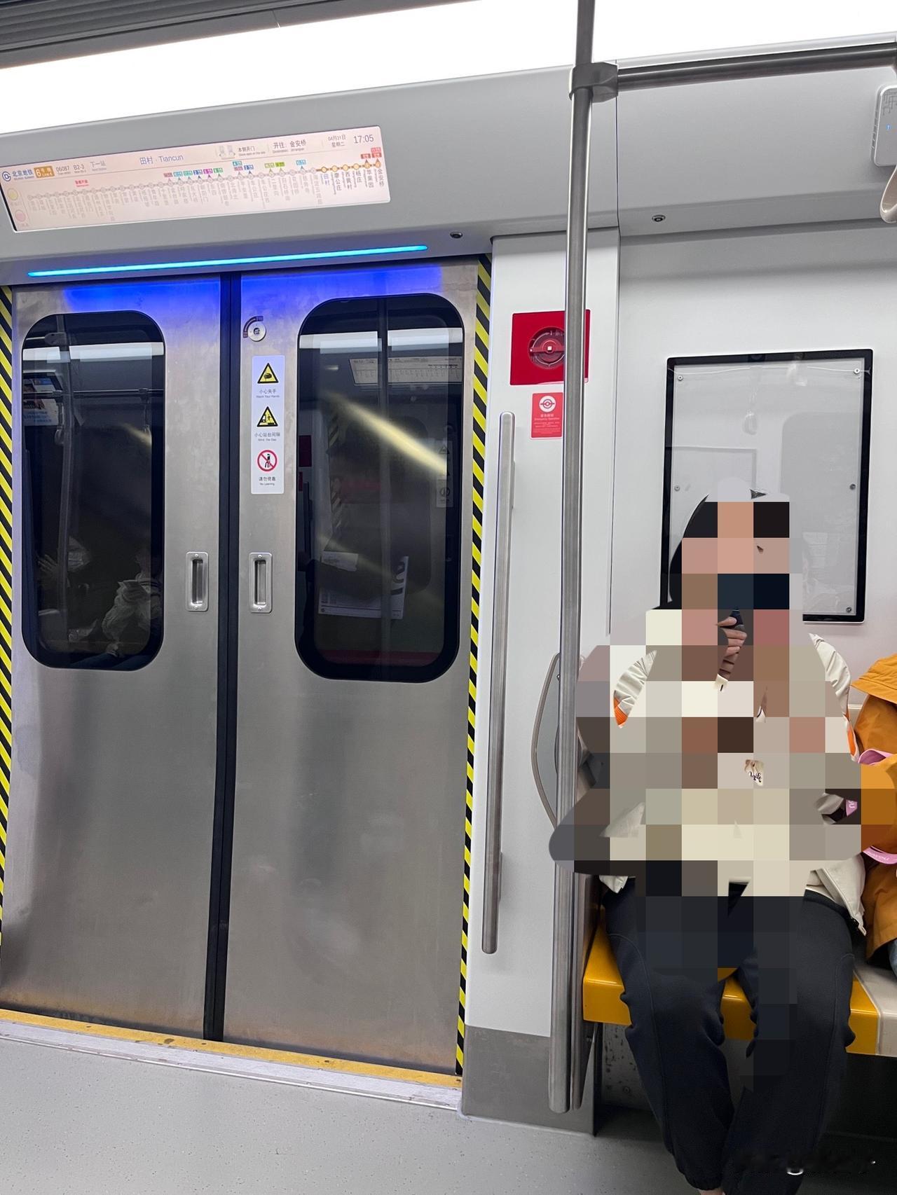 今天6号线，终于没让我失望！之前没少吐槽6号线，又是挤又是旧，信号还卡。结果