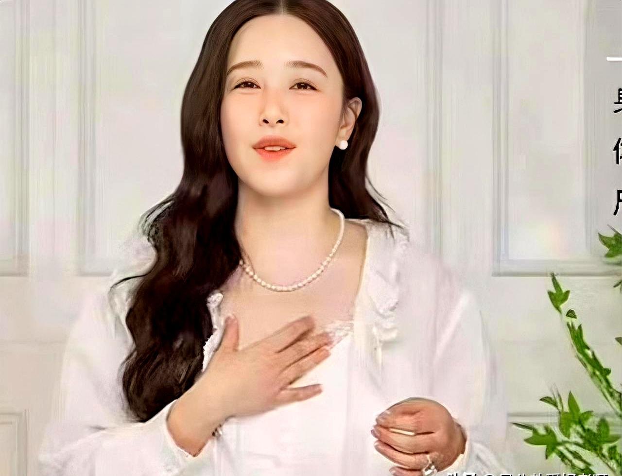 一个致命硬伤，让阚清子沦为全网笑柄。新剧里，她演小三，陪着佟大为去高尔夫球