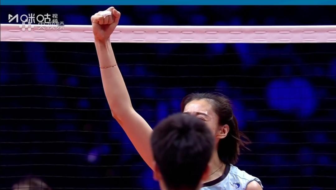 天津女排队长、主攻李盈莹又受伤了！在排球女子成年组5、6名决赛中，天津女排