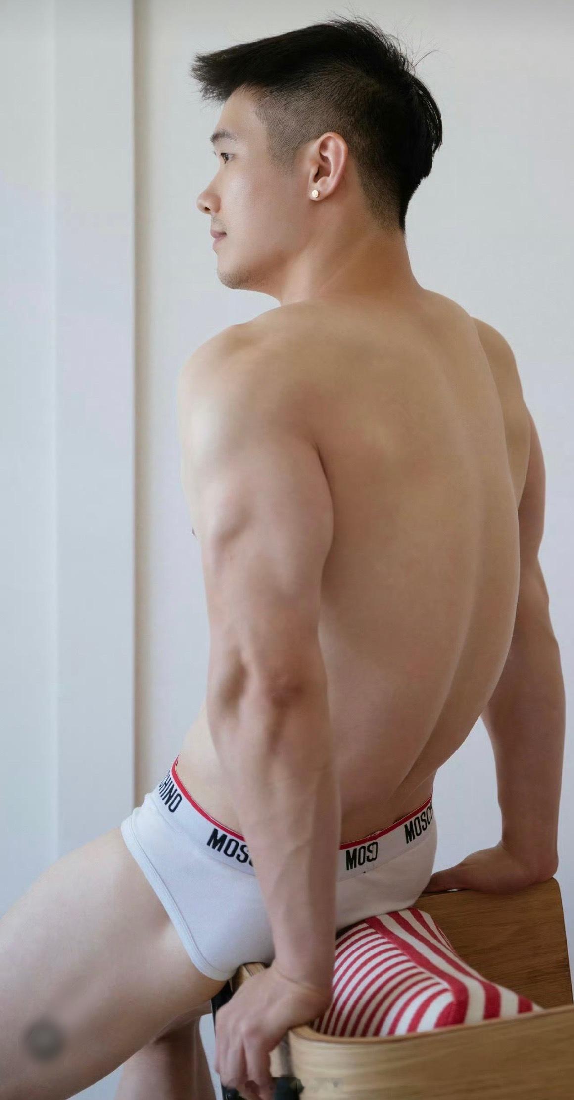型男帅哥窝肌肉型男，胸肌饱满，巧克力腹肌超棒……[点赞]转发：，出镜：帅哥型男胸肌肌肉男模强壮的男人