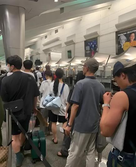 一个欧洲人来到中国，用3000欧元换了25000人民币。他在中国尽情玩乐