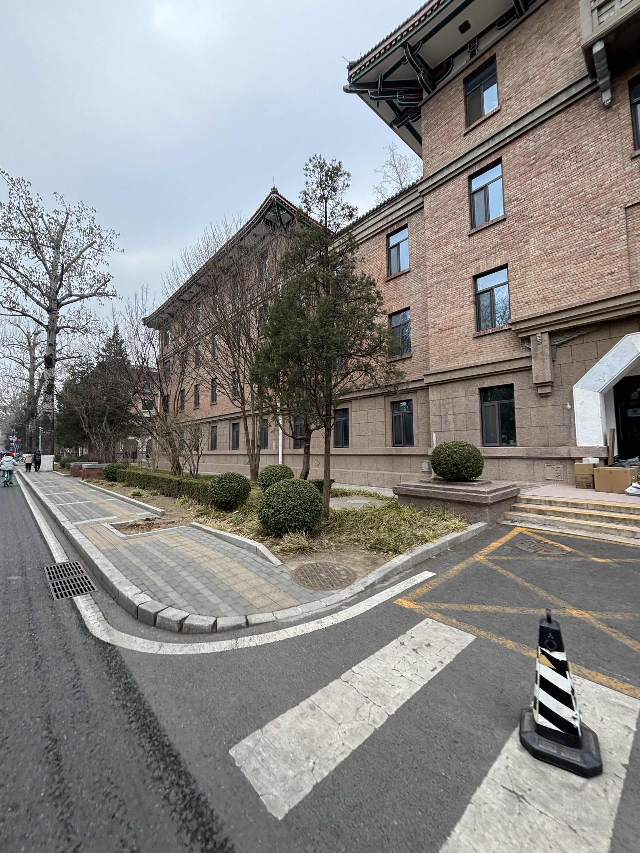 严格管控教辅之后，发现以前在那发表文章有稿费的出版社，现在不但没稿费，还要付版面