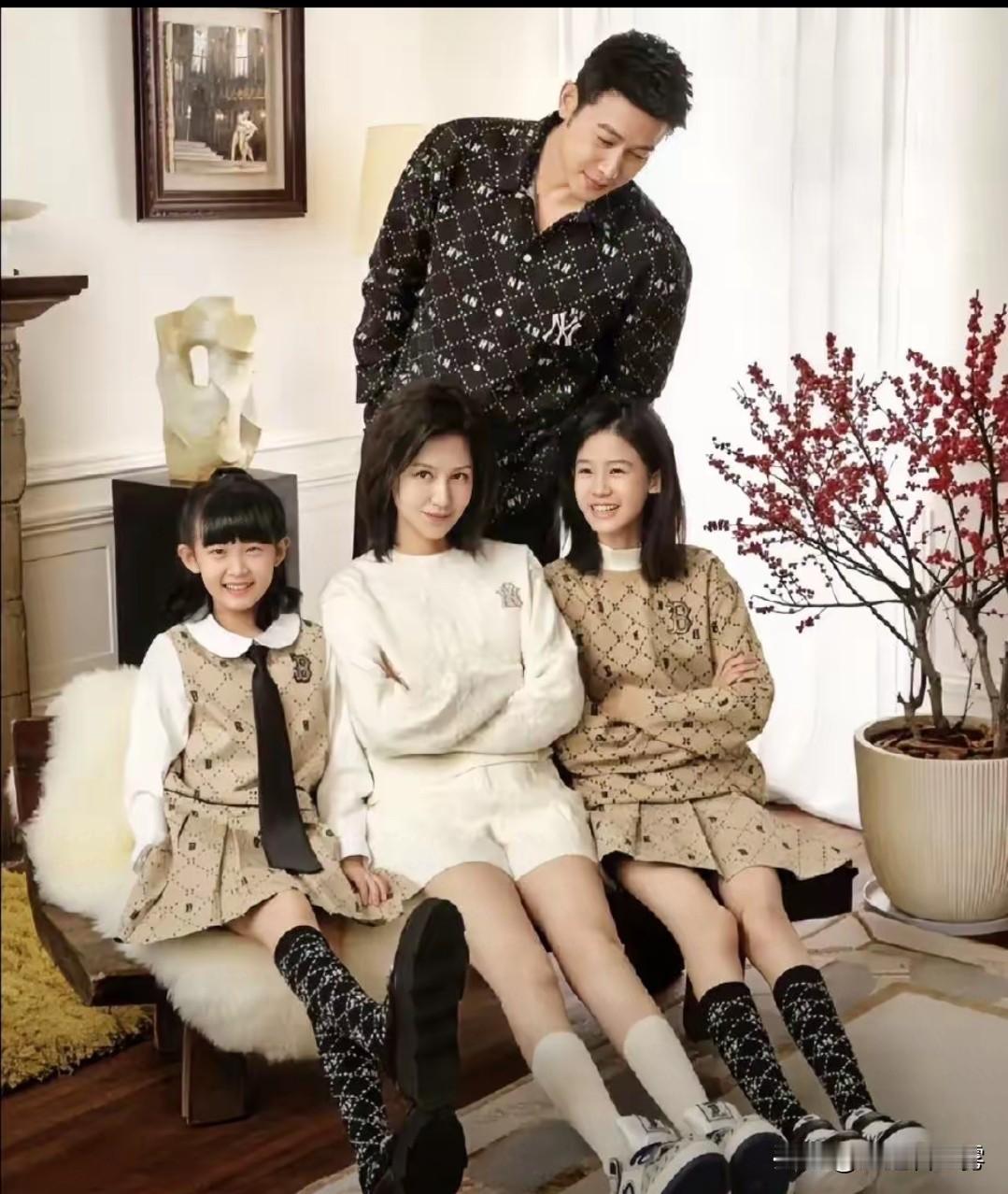 鲍蕾在节目中分享了自己教育孩子的心得她认为家长不应该把所有的压力都转嫁到孩子