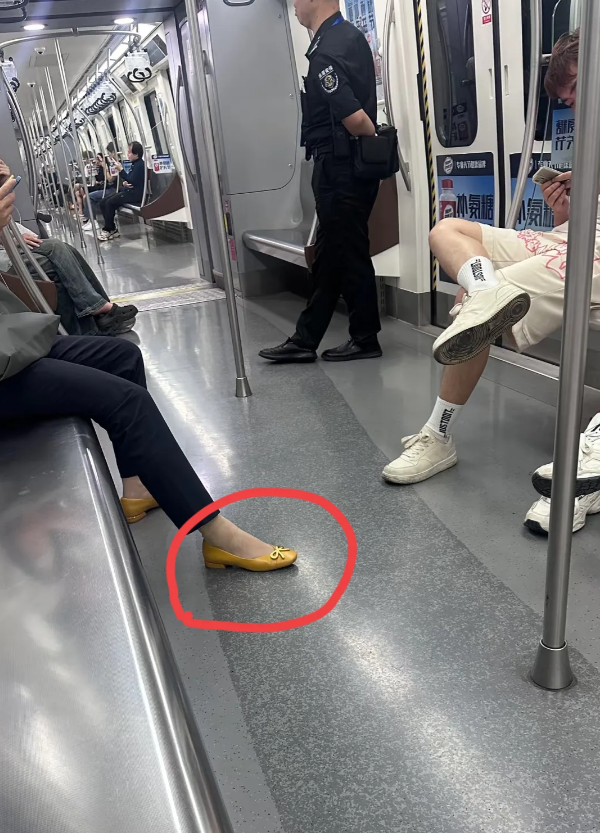 地铁上的鞋子，好看哭了，我一定要买一双！