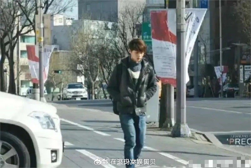 据说，这是鹿晗被星探发现之前的状态。如果我是星探，我也找他