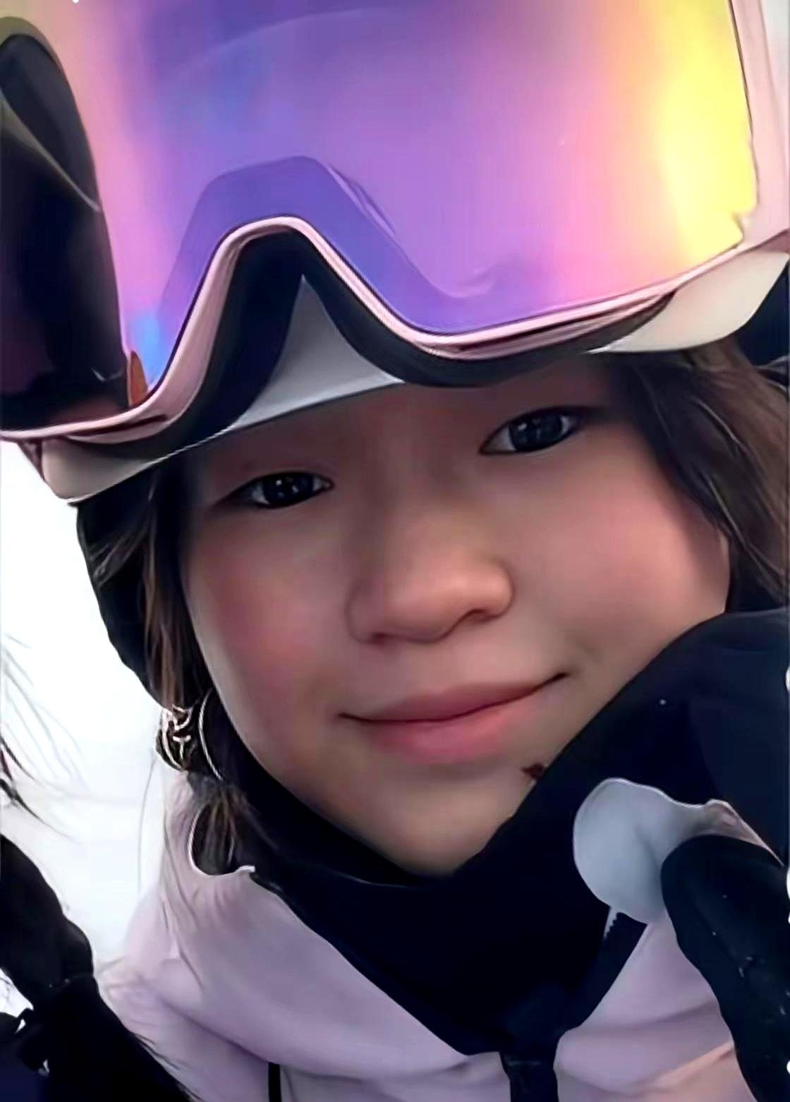 冠军就是不一样。全红婵穿上滑雪板，头一天还东倒西歪，转眼就在雪道上任意变