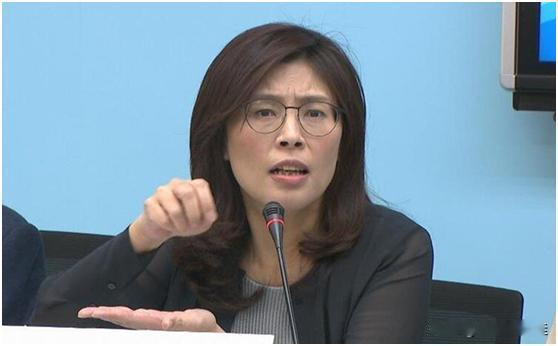 我看到郑丽文在一次采访里说的一段话。中国国力衰弱时，台湾被割让出去，遭受了50年