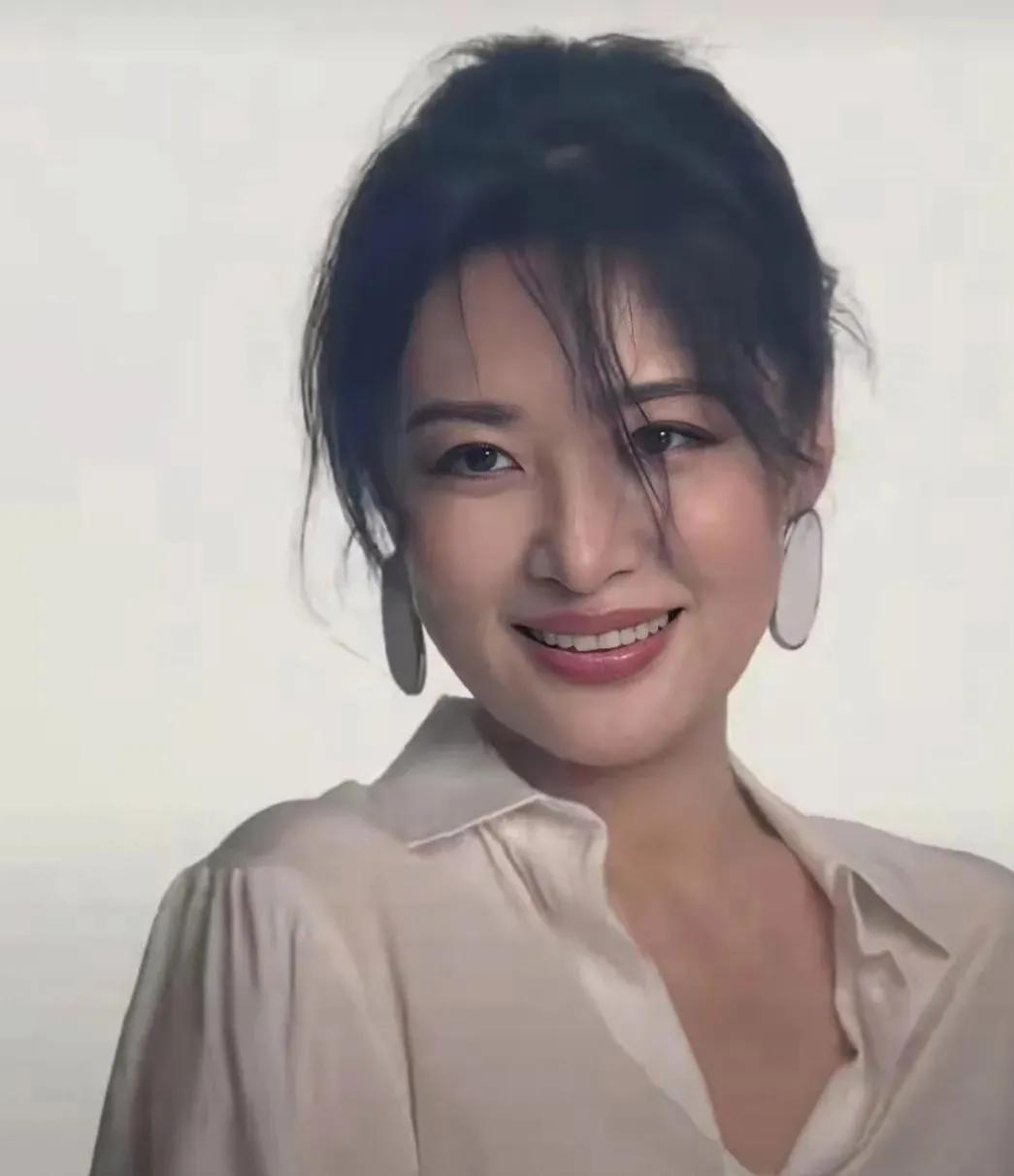 救命！58岁周涛穿白衬衫，比小姑娘还会撩！🔥谁懂啊！当年的央视一姐，现在