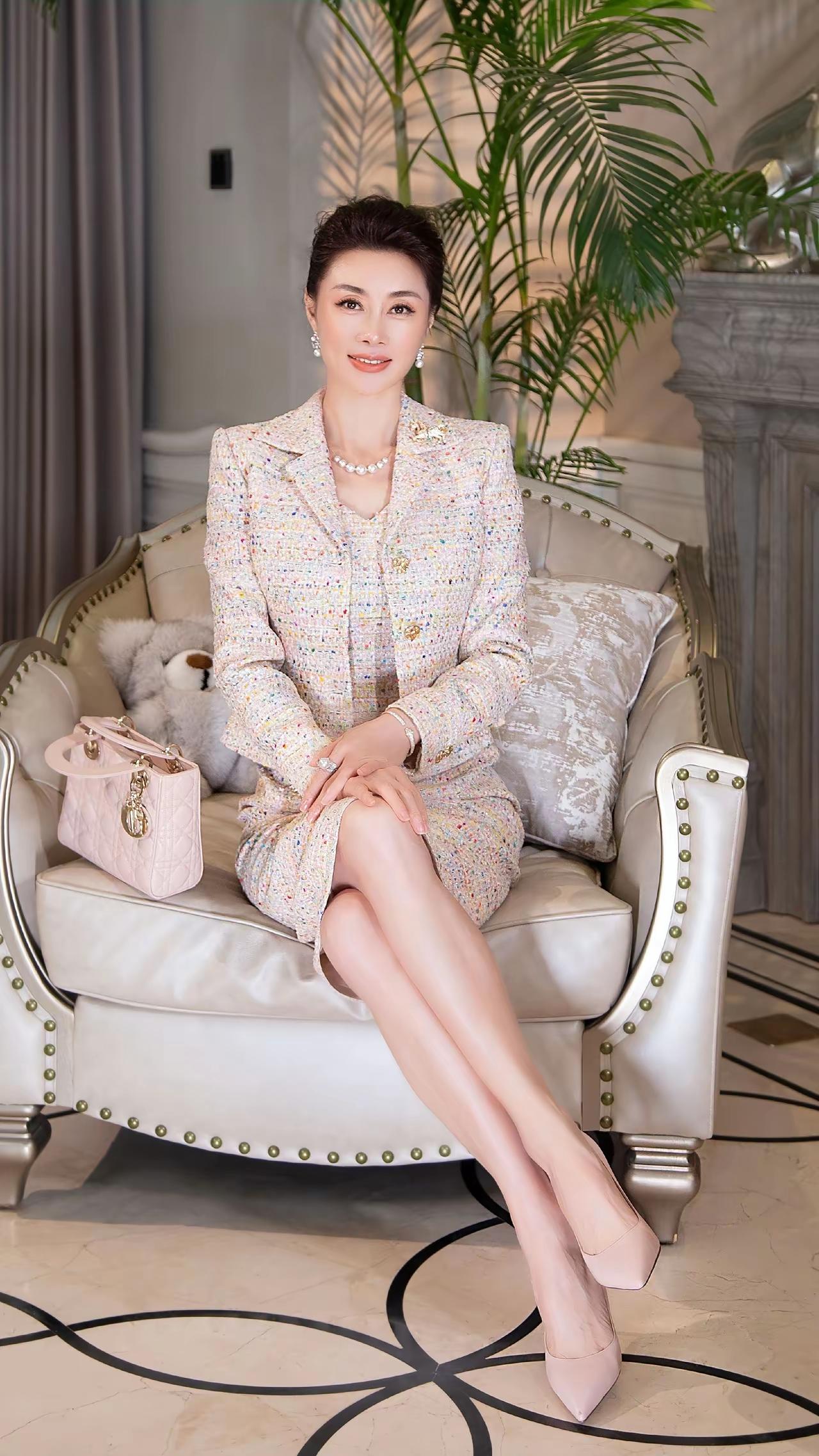 云想衣裳花想容，春风拂槛露华浓。