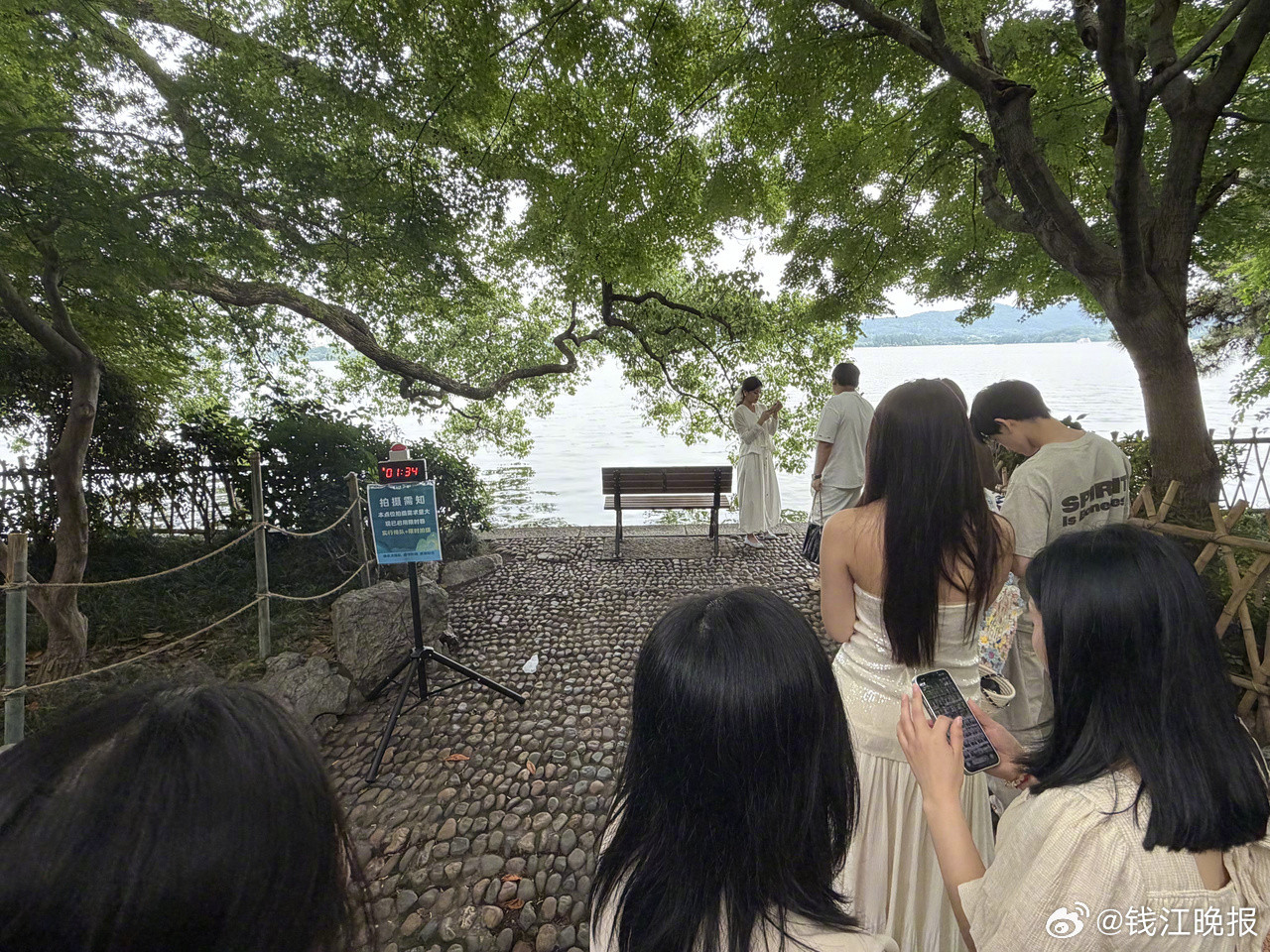 【#西湖网红长椅旁加了定时器#】杭州西湖边孤山星巴克处的网红长椅限时3分钟拍照