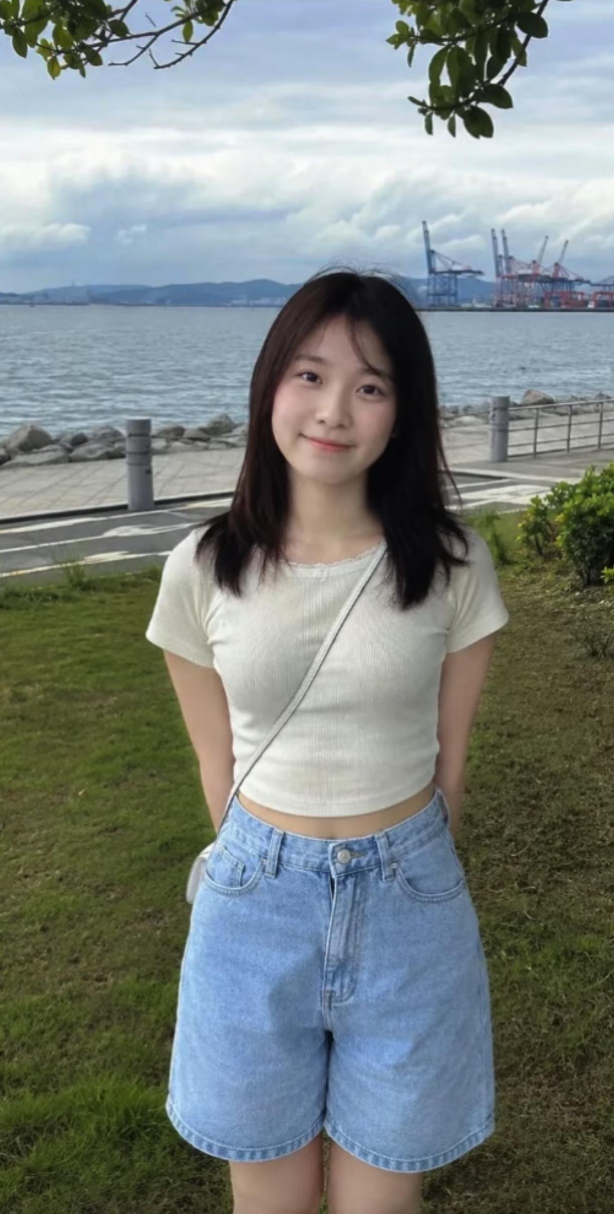 女孩笑容满面，青春的气息扑面而来。