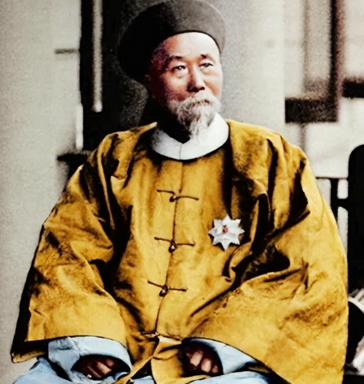 1901年，晚清名臣李鸿章驾鹤西去，留给子孙4000多万两白银和1.3万亩房产等