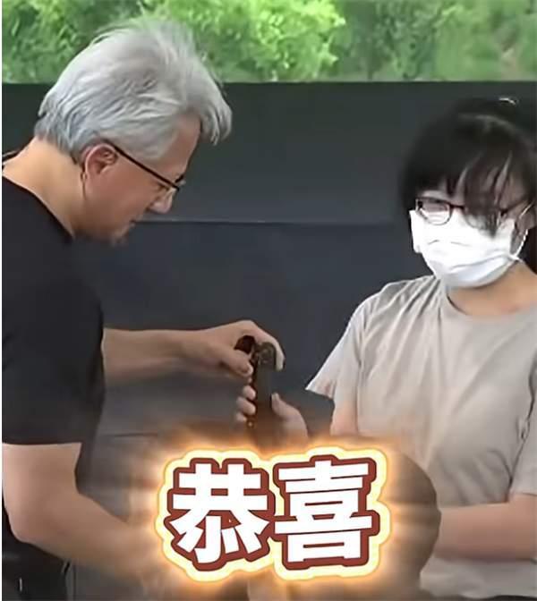 英伟达员工大会上，黄仁勋给新婚员工送签名香槟，问新郎在哪上班。得知新郎是联发科的