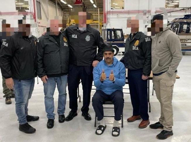 马杜罗戴着脚镣走下飞机，衣服被更换，还竖起了大拇指，很明显，一切已经彻底改变。