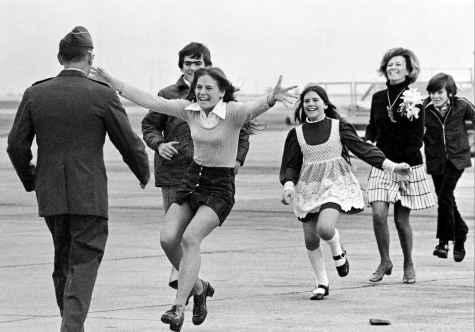 1973年3月17日，在越南战俘营关押了5年的美军中校罗伯特·斯特尔姆回到祖国、