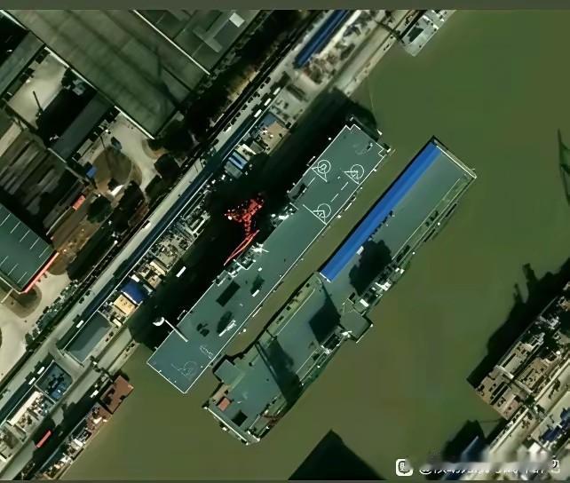 它们同框时：都是4万余吨的075和076！这应该是076型首舰四川舰和075型