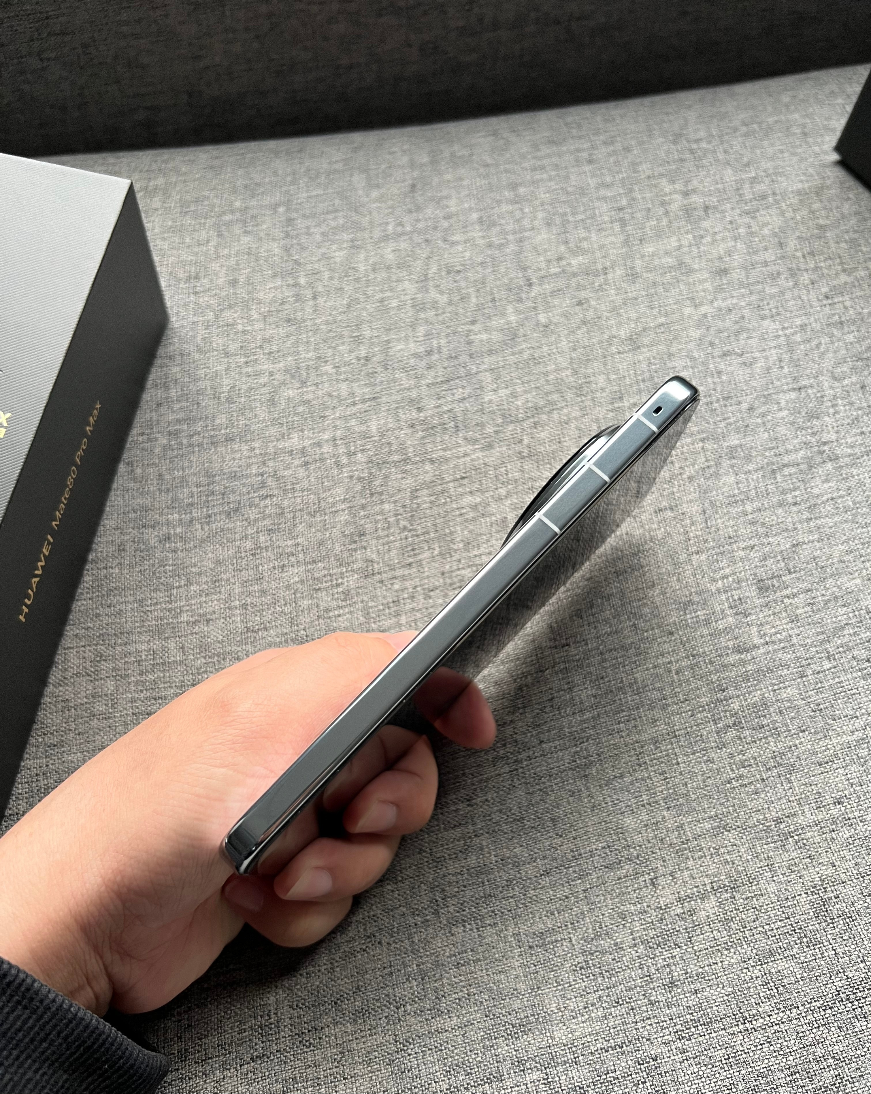 华为Mate80ProMax16+1TB极地银，99新带盒子配件，电池