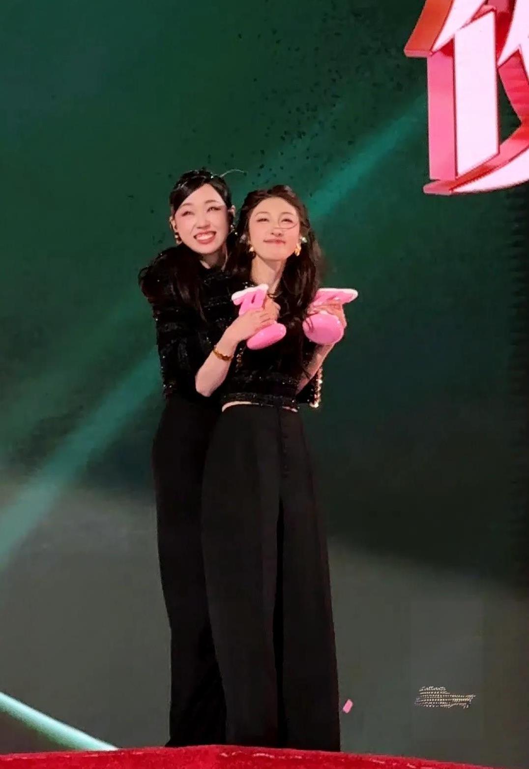 小婉管乐：用拥抱定格专属成团浪漫当多数人以姐妹牵手展现情谊，管乐与张小婉的成团