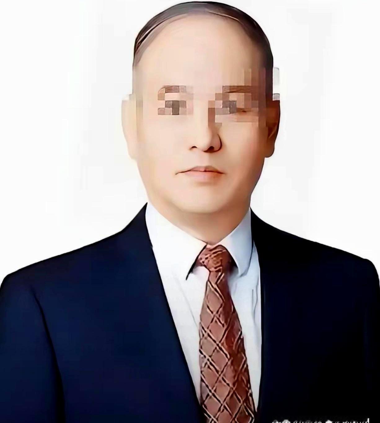 群里一沸腾时，截图飞来——某律所和助理微信被挂出来，说的是替LV起诉中国商户的黎