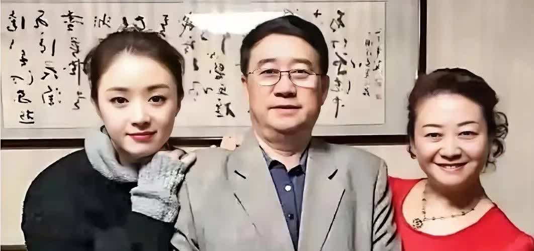 永远不要去羡慕蒋欣，因为她父母太不简单了，不是有钱有人脉，而是蒋