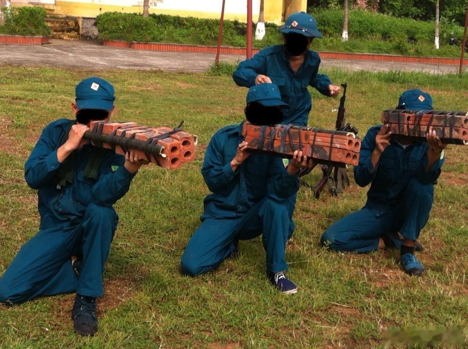 又是早年间从中国学的技术，越南民兵练习持枪，用砖头加重量，只不过不敢用真枪，毕竟