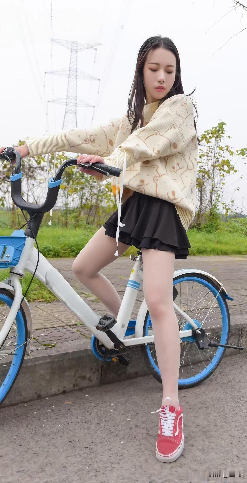 元气少女与复古单车，简直是青春绝配！想象一下，在一个阳光慵懒的午后，金黄的秋天，