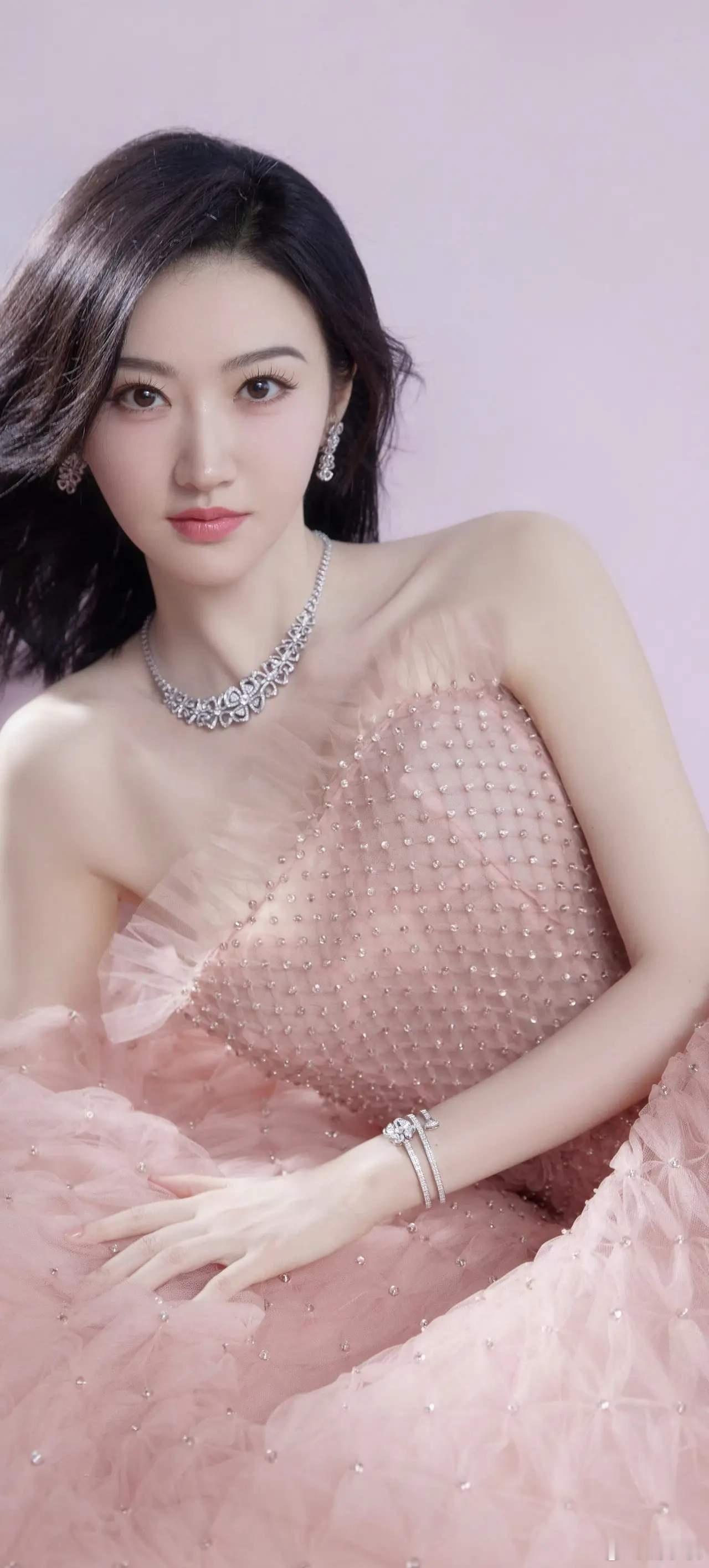 1.景甜现在正打算把自己的形象授权给AI使用，正在对接不少游戏公司，增加收入。2