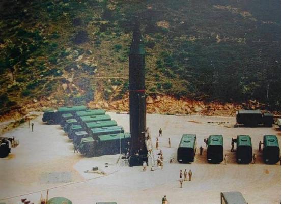 一出手就是35亿美元采购东风导弹，又拿出150亿美元邀请中国驻军，掏钱干脆得几乎