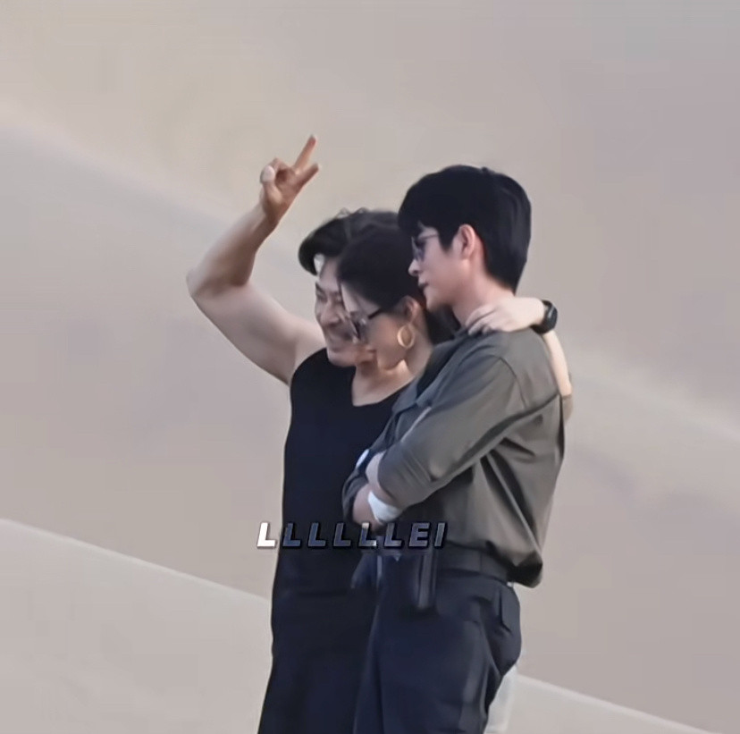 就搭一下肩还给西皮狗整破防了那我吃一口吧