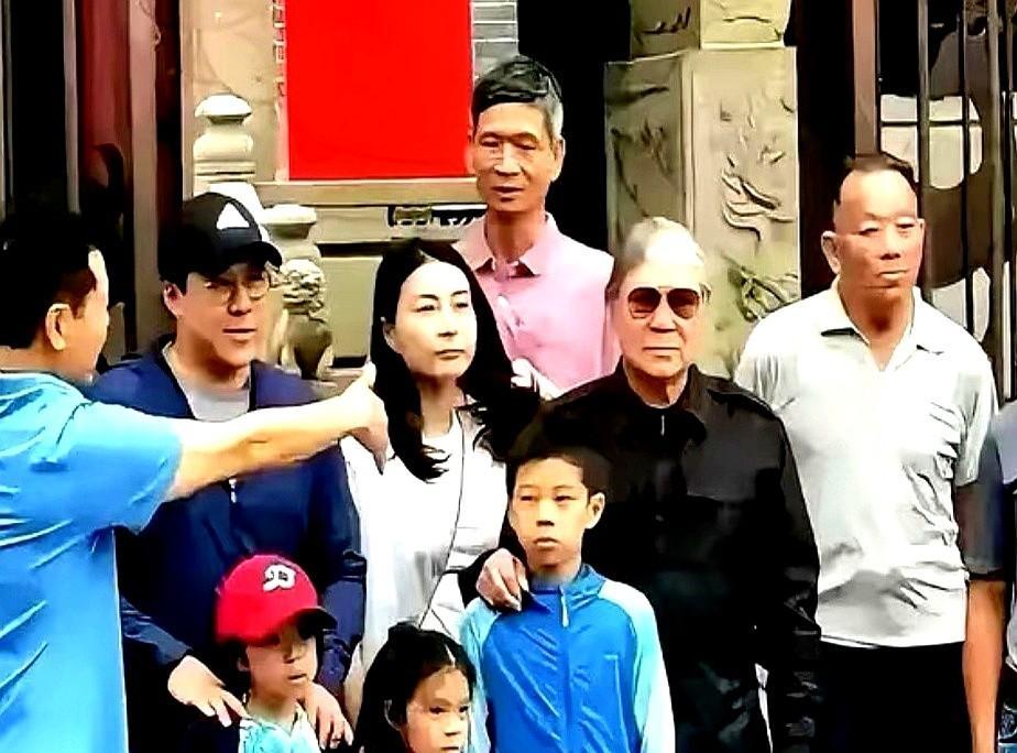 霍震霆的高兴，藏不住了。生下来就是百亿家产的继承人，却要跟着妈妈去挤地摊，自己