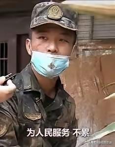 7月11日报道，广西，一个刚入伍不到4个月的05后新兵李晓康，在清淤搬动冰柜时，