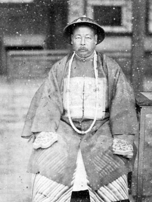 左宗棠灭掉阿古柏后，俘虏了3个孙子，朝廷下旨：阉了。左宗棠抗旨：谁敢动手？百年后