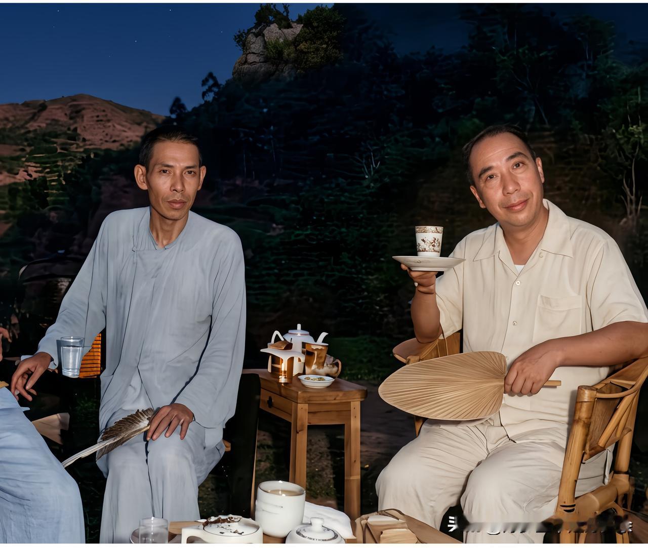 这是军统副局长戴笠与他的结拜兄弟杜月笙在重庆的一张合影老照片，拍摄于一九四五年夏