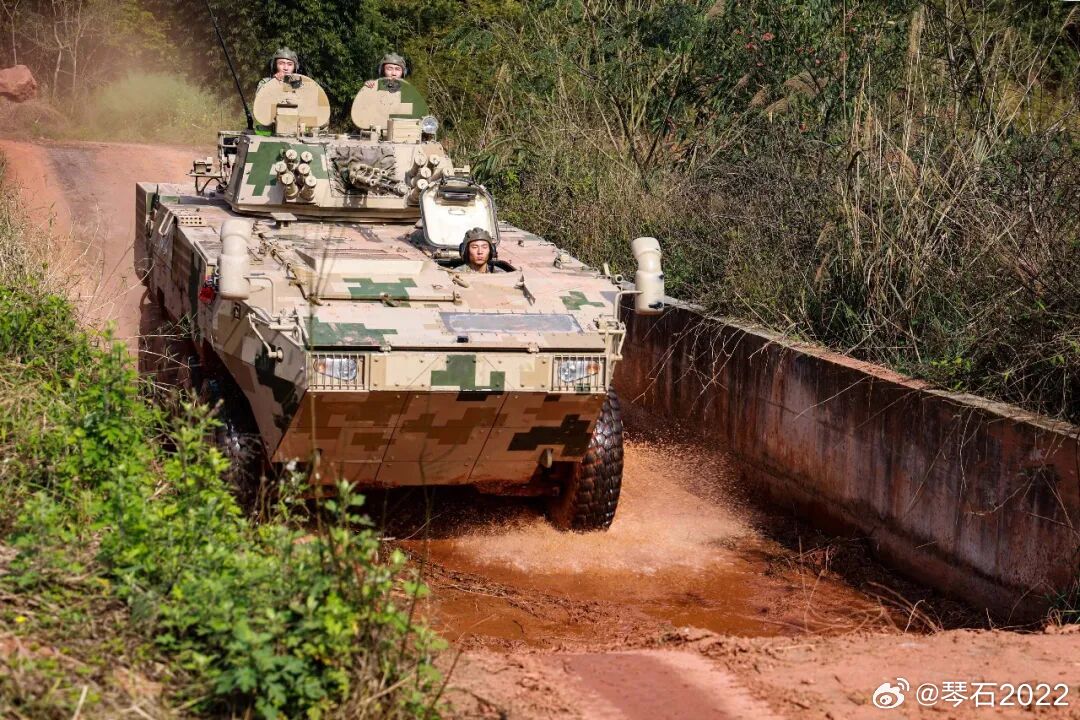 铁甲冲锋！第77集团军某旅在综合驾驶训练场开展多型装甲车辆驾驶复训，锤炼分队复杂
