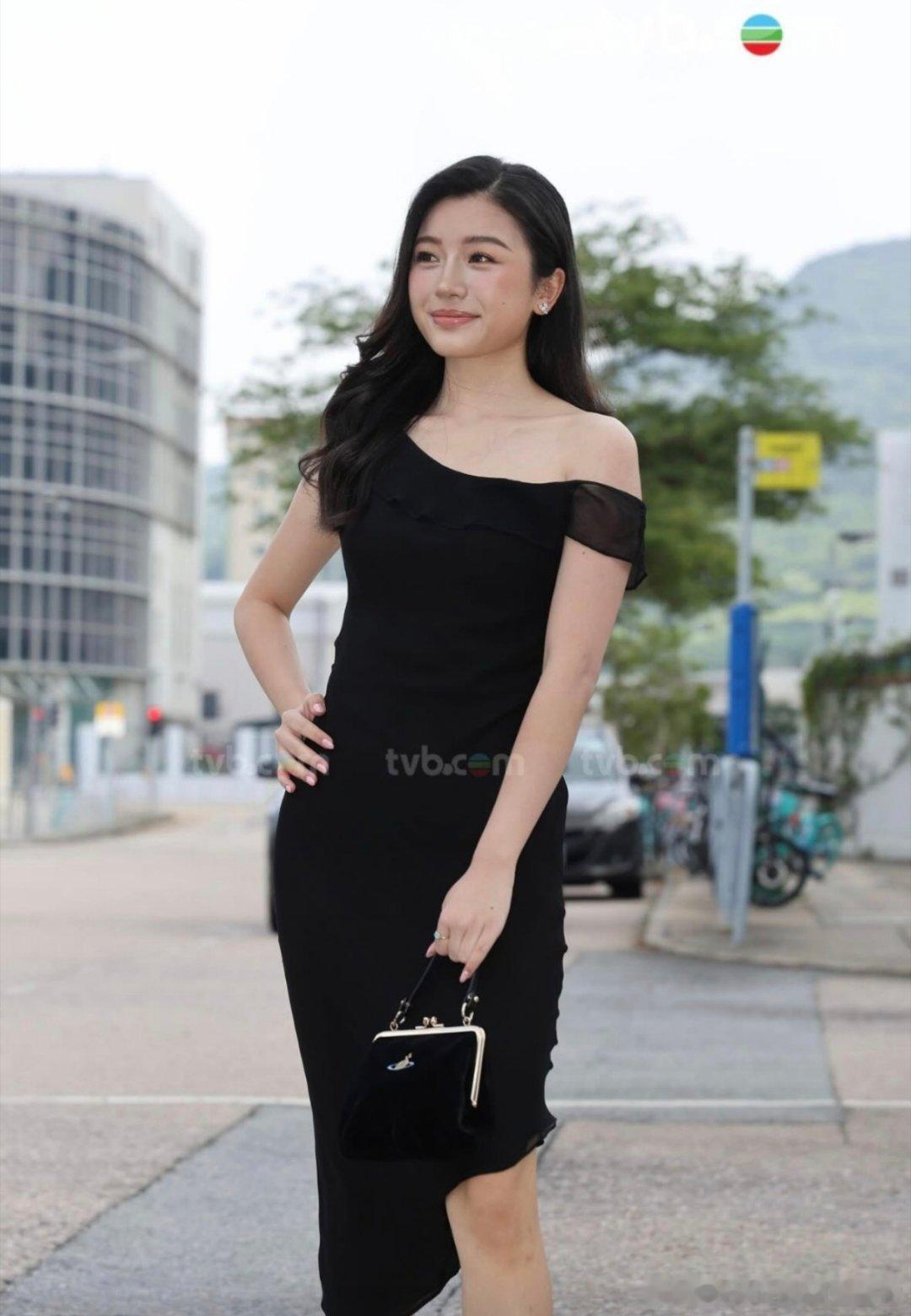 终于有美女出场。还是官方照较正常。香港小姐