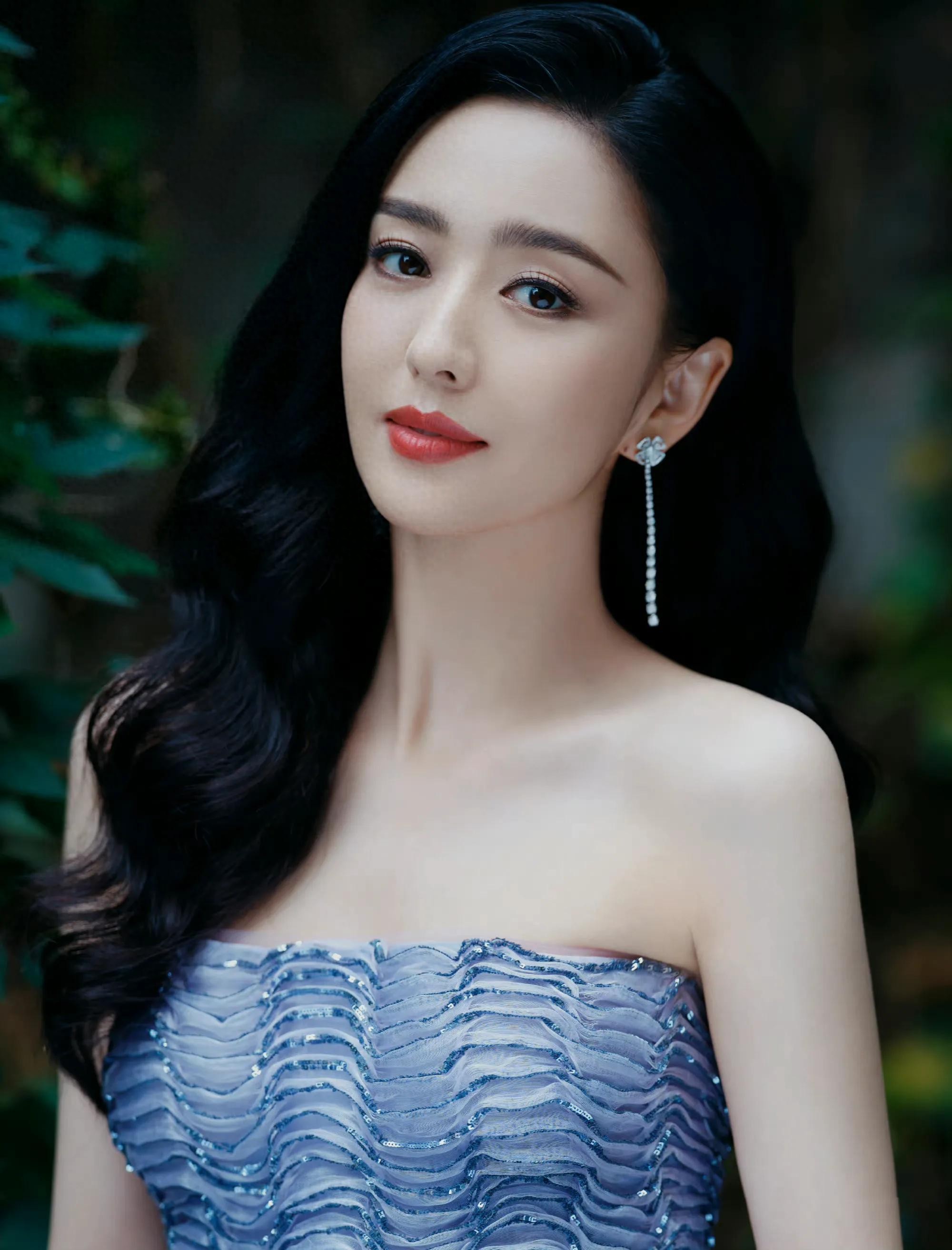 昨天晚上洗完澡躺在床上，我刚要过去搂着老婆，老婆说：“今天花超了。”我心里咯噔一
