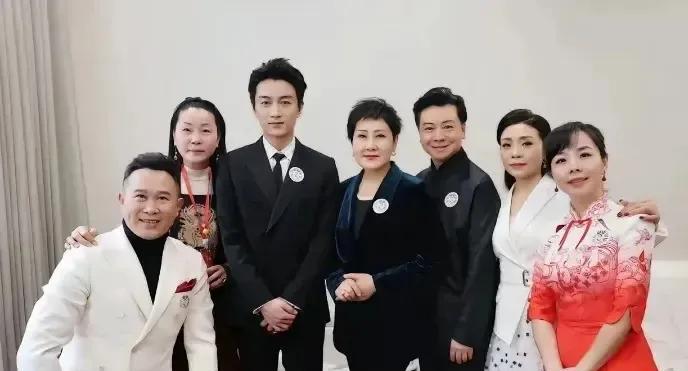 一众明星当中，最亮眼的不是C位的张凯丽，也非帅气挺拔的陈晓，更不是一袭白色衣裙的
