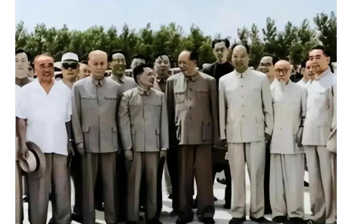 无产阶级革命家与领袖绝不妄言自己代表“全体人民”，他们与伪善的资产阶级政治家是截