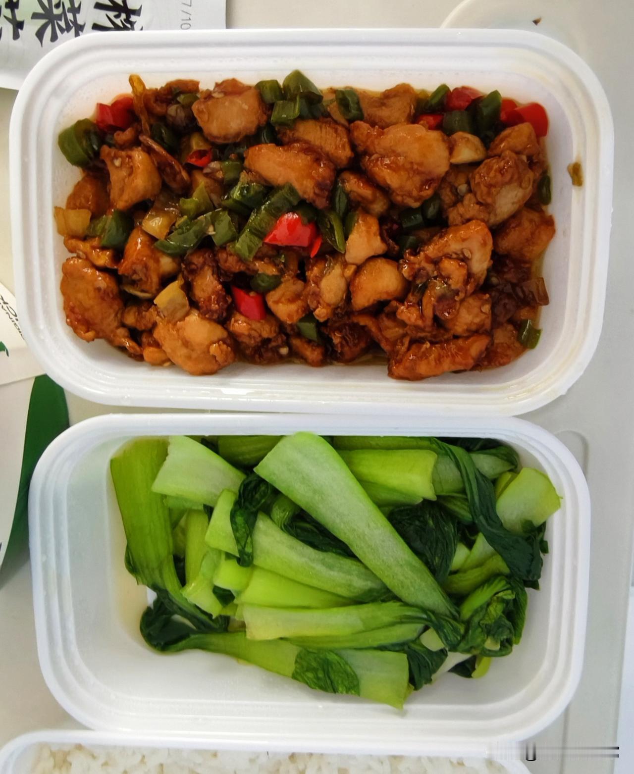 在医院住院日常随笔今天早上老伴在家做的皮蛋瘦肉粥，还有鸡蛋和杂粮馒头。这