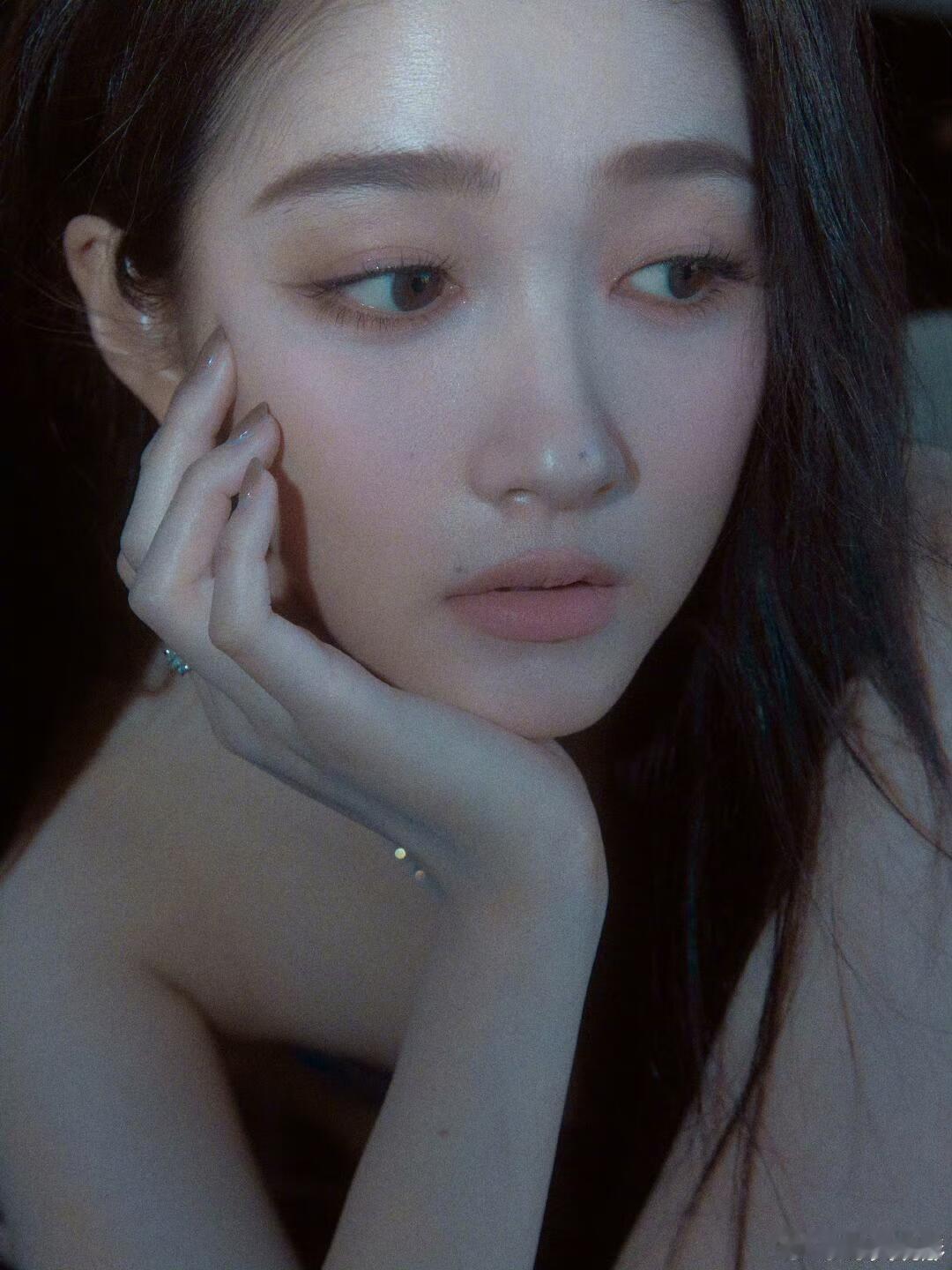 关晓彤在作品中的表现总是让人眼前一亮。在《二十不惑》里，她将梁爽的傲娇与努力诠释