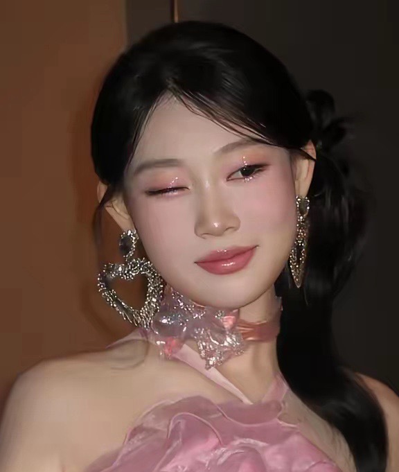 小沈阳女儿越来越漂亮了，网传这是花了三万八画的妆，本来女儿的容貌已经长开了。再加