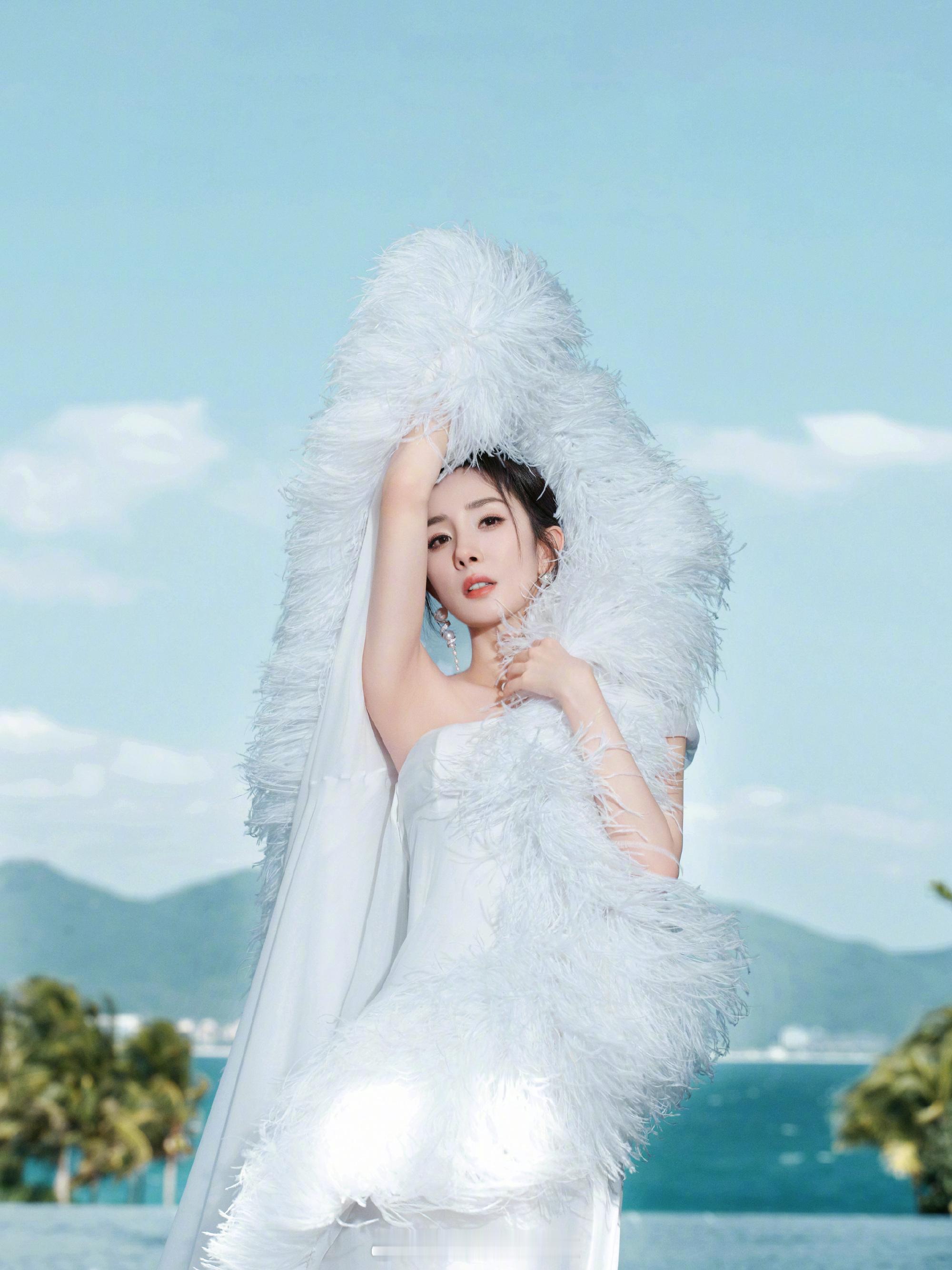 杨幂白色羽毛裙飘逸生姿