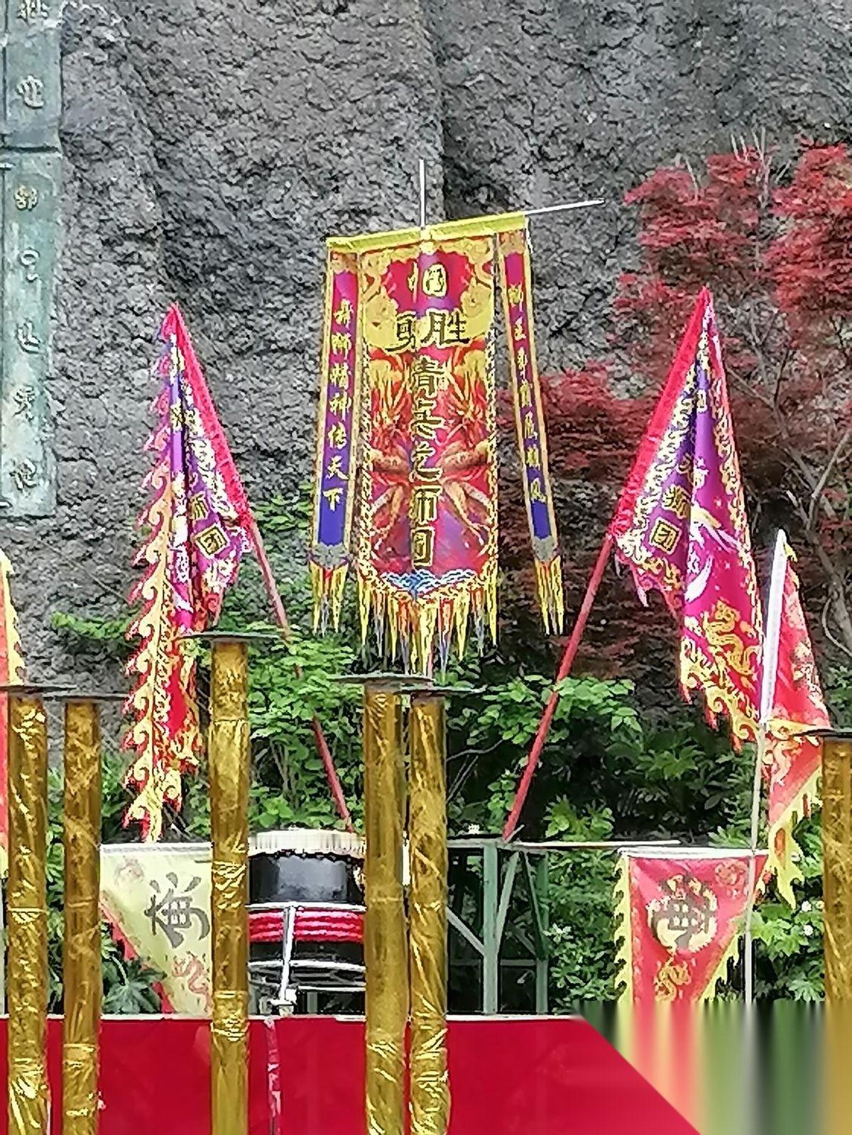 有两位女同学同时爱上了一位男同学，这位男同学长袖善舞，跟这两个女同学都保持着若即