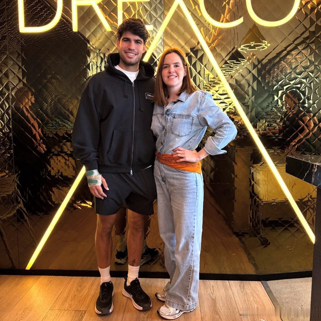 阿尔卡拉斯🇪🇸闪现“很荣幸迎接我们的冠军归来。很高兴与你相伴。早日康复，卡洛