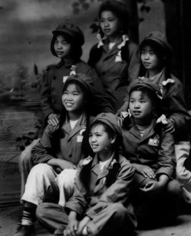 1950的进疆的第一批湖南女兵，在湖南家乡到省会长沙都觉的遥远，然而入伍参军后，