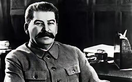 斯大林晚年已经不再使用正规的国家机构和议事规程管理苏联，他依赖的是一个亲信们组成