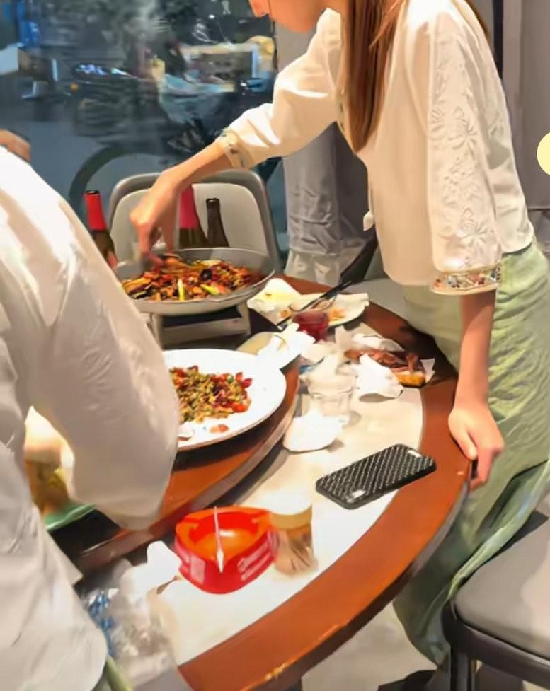 服务员进入包间里收拾，很自然地品尝起顾客没吃完的菜，还讨论说咱家这锅包肉改了，吃