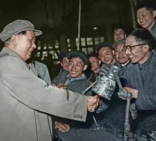 对一线工人同志亲切慰问！