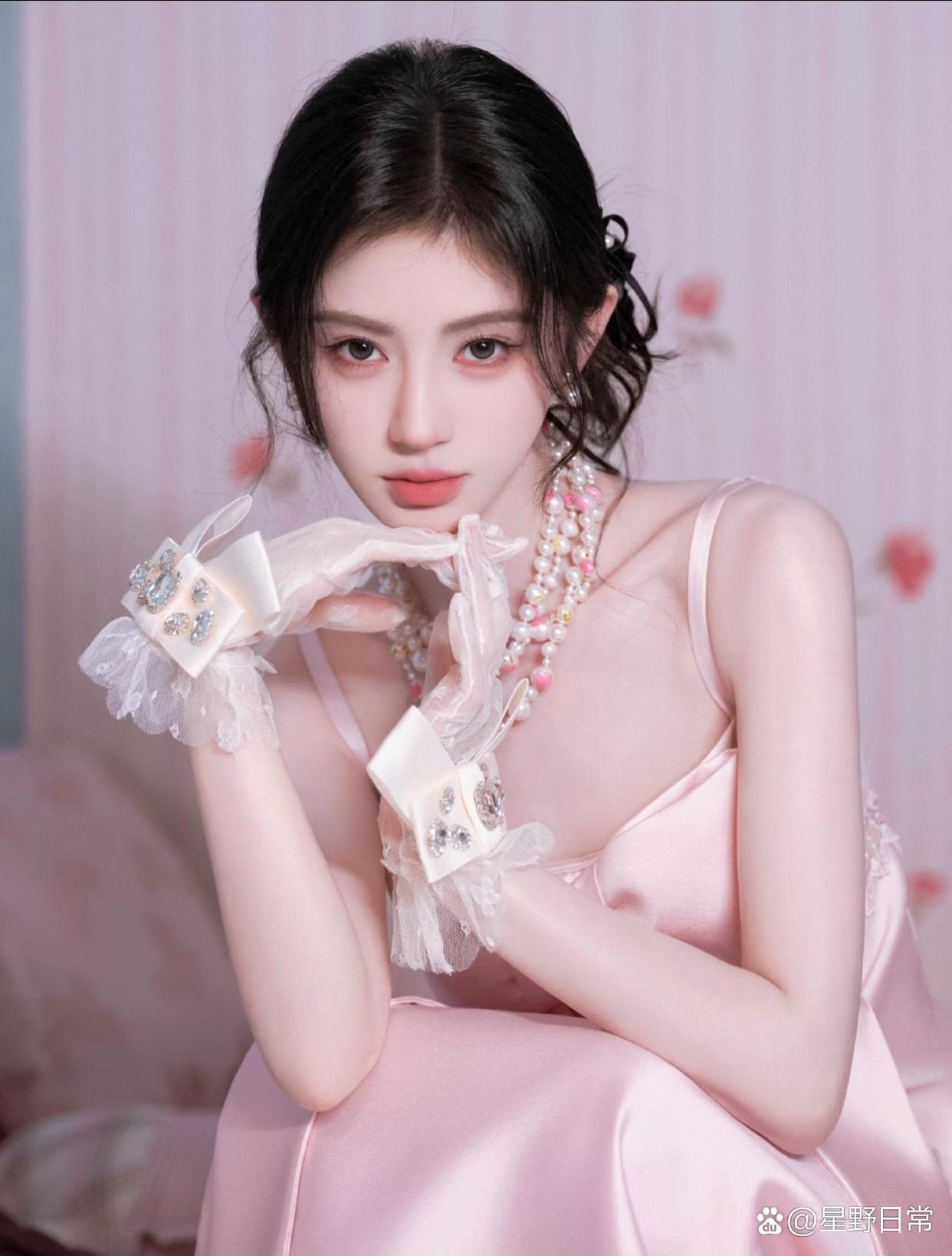 1.鞠婧祎近期拍戏、拍商务、出席红毯，都会刻意避开露肩造型。她的直角肩人工痕迹